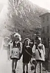 Fjæra 1945: Gunnvor Sørhus (Gundersen), Marit Fjetland (Gundersen), Kjell Matre og Sigrun Halldis Matre klare for feiring av nasjonaldagen.