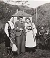 Fjæra 1945. Margit Tuv, Vidar Matre og Marie Reinsnås, festkledd til 17. mai i eitt fritt land.