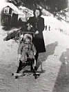 Fjæra vinteren 1944. Johanne Gundersen med døtrene Marit og Gunnvor.Fotoeigar: Marit Helene Fjetland