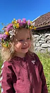 1. plass i veke 28: Tomine Håkull- Apeland (2 år) har fått blomsterkrans, ein nydeleg sommardag på naustet i Skjold.