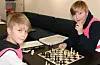 Brødrene Gustav (11) og Michael Kolbeinsen (12), på besøk frå Skåredalen, tar eit slag sjakk i inneøkta.