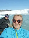 Alexander Helland og Åsa Klungland på ferie til Eqi på Grønland. Dei bur i hovudstaden Nuuk. Foto: Privat