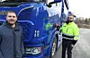 Fekk kjenna E134 frå førarhytta. Stortingspolitikar Tom Kalsås tok utfordringa frå lastebilnæringa og blei med Endre Krakk på køyretur frå Karmøy til Oslo.Foto: Arne Frøkedal