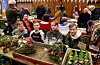 Sander Knutsen (12) (t.v.), Erlend Tveit (12), Benjamin Seglem (12) og Matas Streimghis (13) sel juleplantar for Bjoa 4H.
