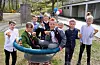 Å feira 17. mai i skuletida er tusen millionar gongar kjekkare enn å ha vanleg skule. I alle fall når ein får pynta seg i finstasen, får pølse i brød og får vera med på 17.mai-leikane. Det meiner 2.klassingane ved Vats skule, Aksel Daniel Pegza (t.v.), Sander Elias Nilsen, Mathias Stokland, Johan Sventesvold, Olav Døvik, Oliver Krakk Gjil, Jakob Ohm Hatteland, og Isak Andreas Lærdal Viland.Foto: Grethe Hopland Ravn