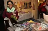 Thira Maya er imponert over det flotte utvalet på julemessa i Sandeid.Foto: Irene Mæland Haraldsen