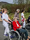 Ann Helen Nes hjelper til med å dytta Sigrid Moland framover i 17. mai-toget.