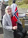Borghild Rullestad kosar seg ute i vårsola og fekk med seg både 17. mai-toget til både Vats skule og dagsenteret på Vindafjordtunet.