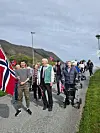 Dagsenteret ved Vindafjordtunet organiserte også sitt eige 17.mai-tog. Framme f.v.: Henrik Økland, Børge Sandsgård, Mildrid Aadland.