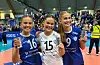 Vera Gjerde (t.v.), Hedda Gjerde og Marine Aarhus vann cupfinalen og kongepokalen i volleyball med laget sitt TIF Viking. Privat foto.