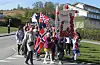 Her er det fjerde klasse ved Ølen skule som marsjerer og tjuvstarta 17. mai-feiringa.Foto: Arne Frøkedal
