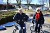 Kvar onsdag inviterer Anna Heggebø (t.v.) og Vigdis Viland rullatorbrukarar med på spasertur i Ølen sentrum.Foto: Irene Mæland Haraldsen