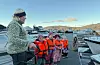 Det er kjekt å køyre båt og å vere på sjøen, synest Mari Lien (5), Ada Bråtveit Mo (5), Marne Ørnes (49 og Signe Riska (3). Her med pedagogisk leiar Hege Birkeland Reimers.