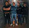 Jakub Hanszke (t.v.), Vegard Løvvig, Leif Martin Kvamen, Steffen Eikesdal og Thomas Olsen i AutoStore sitt bedriftslag i E-sport med pokalen frå sin første turneringssiger. Torsdag kveld kan dei vinne ein ny. FOTO: PRIVAT