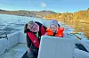 Signe Riska (3) får styre båten saman med Kristin Schibevaag.