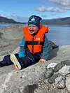 Milo (2) nyt finværet i Skånevik, ved moloen vår på hytta.Foto: Drude Solheim