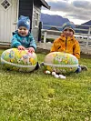 Milo (2) og Theo (6) fant påske egga påskeharen hadde gøymtFoto: Drude Solheim.