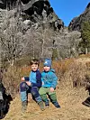 Theo (6) og Milo (2) star seg en velfortent pause etter at dei har kome opp til Bjørnstigen.Foto: Drude Solheim