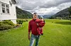 John Erling Nordbø, her med sonen Jens (2) på armen, er kritisk til kor lang tid Vindafjord kommune treng for å få dugeleg mobil- og internettdekning ved Fjellgardane. — Det kan gå på helsa laus for innbyggarane, seier han.FOTO: TORSTEIN TYSVÆR NYMOEN