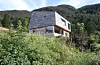 Huset i Ilsvåg har ei spesiell form og med eit særpreg med skifertaket som går langt ned på veggen. Det er over ti tonn med skifer frå Otta på huset. Foto: Jon Edvardsen