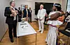 Nils Torgrimsen (i kvit dress) og Catherine Chimba var det første paret som gifta seg i Vindafjord rådhus. Ordførar Ole Johan Vierdal leia seremonien og hadde med seg ei gåve til paret - tennbrikettar frå aktivitetssenteret Gnisten.FOTO: TORSTEIN TYSVÆR NYMOEN