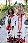 Søstrene Shau (14) og Shany (15) Weldegabr Netabai feira 17. mai i Ølensvåg.Foto: Irene Mæland Haraldsen