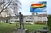 Regnbogeflagget blir heist ved Etne tinghus 28. juni.ARKIVFOTO/MONTASJE