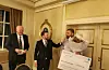Frå venstre forbundsleiar i NLF, Tore Velten, IF representant Sindre Svenheim og vatsbuen Endre Krakk under utdeling av prisen. Foto: Privat