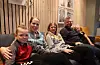 Anders Susegg Berge (f.v.), Tanya Susegg Berge, Natalie Susegg Berge, Arve R. Berge og Sara Susegg Berge verkar å trivast godt med familielivet i Ølensvåg. Foto: Svein-Erik Larsen