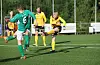 Det var travelt for etneforsvaret då Vats94/Skjoldar jakta siger på heimebane. Dei klarerte mange skot, men Øystein Gjellestad (i midten) sørgde for at ballen nådde nettet i første omgang. Foto: Sirianne Vikestad