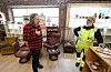 Odd Steinar Kvinnesland frå nabolaget i Isvik er innom for å sjå kva Per-Albert Skov har å tilby.