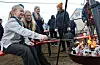 Speidarane Margunn Johansson Taraldsøy og Mina Langhelle lagde seg S´mores ved å grilla marshmellow på bålet, og leggja den mellom to kjeks og sjokolade. Speidaren hadde med seg til alle som ville ha. FOTO: RENATE SÆVAREID