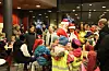 Små og store fekk helsa på nissen og nissen sin hjelpar Anna Andrzejiczak på Skakke.Foto: Irene Mæland Haraldsen