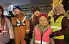 Lena Mæhle Eikemo, Anna Mølstre Kringlebotten, Klara Svendsen Hauge, Livia Opedal og Liva Matre (fremst) kosar seg på julegateopning i Etne. Foto: Irene Mæland Haraldsen