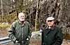 Martin Hjelmervik Ness (t.v.) og Harald Grønnevik jobbar for å få på plass informasjonsskilt om Strondavegen si historie. Desse vil dei plassera ved Tendal bru, men fylket seier nei.Foto: Grethe Hopland Ravn