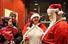 2 år gamle Sara på armen til Indre Ciapiene får helsa på nissen sin hjelpar Anna Andrzejczak og nissefar på Skakke. Foto: Irene Mæland Haraldsen