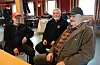 Even Lund (83) frå Ullensvang skyttarlkag, Terje Pleym (76) frå Haugesund skyttarlag og Johannes Skaar Bakke (80) frå hardanger Skyttarlag slår av ein prat før dei prøva seg på skytebanen.Foto: Irene Mæland Haraldsen