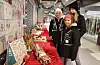Elena Nordtveit (13), Emmelin Haukland Lunde (13) og Amalie Haukland Lunde (10) har laga ein flott bil til peparkakebygda på Ølen Senter.Foto: Irene Mæland Haraldsen