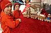 Thea Obrestad Tjøstheim (6) og Synne Obrestad Tjøstheim (4) frå Ilsvåg synes peparkakebygda er veldig flott.Foto: Irene Mæland Haraldsen