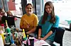 Frida Stenberg og Anna Kollstrøm Bodenheimer hjelpte til i teiknekroken.