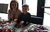 Max Heggebø Vågen (6) har tatt mamma Anita med på Lego-bygging.