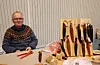 Arild Tesdal spikkar knivar.