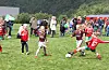 Dei brunkledde vindafjordjentene Erle Hustveit Nybru (9) og Sanna Halleraker (9) kjempar mot Vea ei ein av kampane dei spelte laurdag. Då dommaren bles av for fullført tid, kunne jentene jubla over 4-1 siger. Foto: Grethe Hopland Ravn