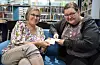 Guri Ravatn og bibliotekar Vanja Sandøy inviterer til broderitreff på Vindafjord bibliotek.Foto: Irene Mæland Haraldsen
