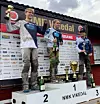 Dei 3 beste i MX 125, Adrian Vik (nr. 1), Theodor Vestbø Reimers (nr. 2) og Mikal Hauso Flesjå (nr. 3), trong ikkje bekymra seg for champagnesprut på kjøreutstyret. Det måtte uansett til vask.FOTO: PRIVAT