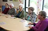 Spenning rundt bingobordet. (F.v.) Bertha Frøland (86), Borghild Rullestad (88), Brit Ohm (87), Bergit Marie Århus (92) og Torhild Stople (86) trivst godt på dagsenteret.Foto: Irene Mæland Haraldsen
