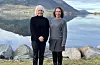 Fungerande rektor Gjertrud Helland og bodberar Kristina Quintano framfor ein fredeleg Ølensfjord.