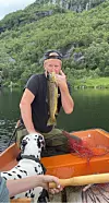 Fin fangst. Egil Kambo, grunneigar i sør, på fisketur saman med Lotti.Foto: Privat