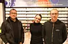 Eivind Tore Langelandsvik, Linda Kristiansen og Anders Maage Langelandsvik i Fargerike Aksdal Senter melder med tungt hjarte at snart stenger dei butikken og gir seg. Foto: Alf-Einar Kvalavåg/Tysvær Bygdeblad