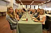 Venstre rad: Eline Ekornrud, Lilja Madelen Heggelund, Hannah Vevatne, Andrea JacobsenHøgre rad: Lilly Øren, Johanne Grindheim, Johanna G Sævareid, Johanne Løhaugen, Kristine Wold-Flokketvedt, Liv Sophie Queiroz-Fosse og Maria Sølvberg. Fleire hatt tatt Skakkeringen i bruk, nokre var der på Etnemarknaden og nokre har passa ungar der. Her fekk dei pizza til lunsj i anledning opninga. FOTO: RENATE SÆVAREID